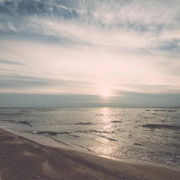 Rivage de la mer Baltique plage avec rochers et dunes de sable - rétro , — Photo