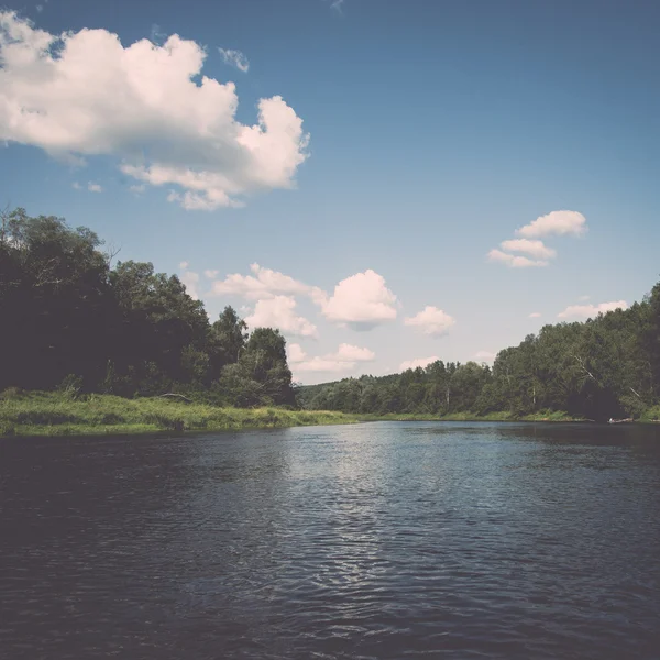 Vue pittoresque sur la rivière - rétro, vintage — Photo