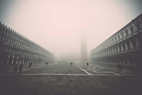 Mlhavé ulice pohled v Benátkách - retro a vintage — Stock fotografie