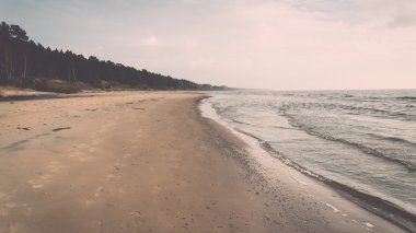 Kıyı Baltık Denizi Beach kayalar ve kum tepeleri - retro,