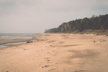 Kıyı Baltık Denizi Beach kayalar ve kum tepeleri - retro,