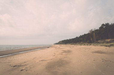 Kıyı Baltık Denizi Beach kayalar ve kum tepeleri - retro,