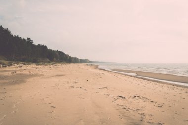 Kıyı Baltık Denizi Beach kayalar ve kum tepeleri - retro,