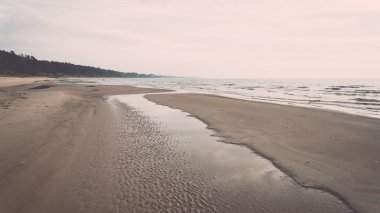 Kıyı Baltık Denizi Beach kayalar ve kum tepeleri - retro,