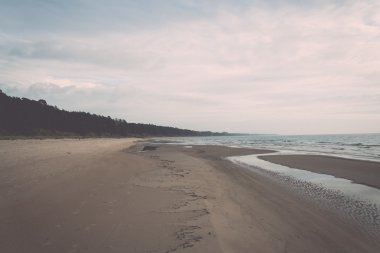 Kıyı Baltık Denizi Beach kayalar ve kum tepeleri - retro,