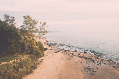denize Baltık kıyısındaki havadan görünümü plaj kayalar ile ve 