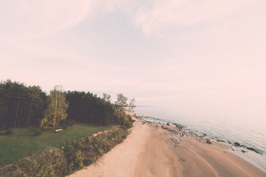 denize Baltık kıyısındaki havadan görünümü plaj kayalar ile ve 