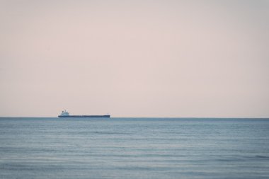 büyük bir gemi denizde çok - retro, vintage