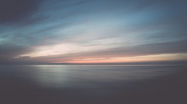 uzun pozlama ile dramatik mavi günbatımı dalgaları - retro yıkanmış