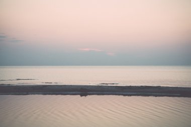 Plaj kum ve bulutlar - retro, vintage ile güneş battıktan sonra