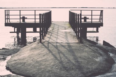 eski paslı metal raylar ile - retro, vintage köprü.