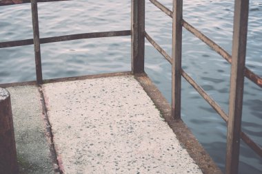 eski paslı metal raylar ile - retro, vintage köprü.