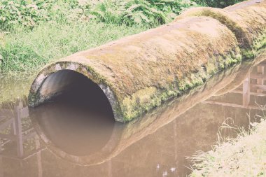 Gölgeler ve borular - retro, vintage ile yeşil çim