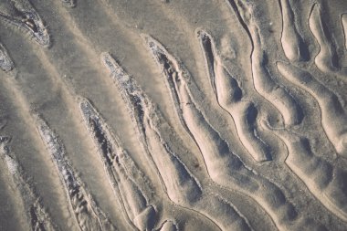 Rafine edilmemiş, nemli ve grenli doğal golde bir arka plan dokusu