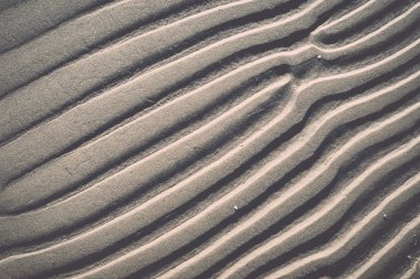 Rafine edilmemiş, nemli ve grenli doğal golde bir arka plan dokusu