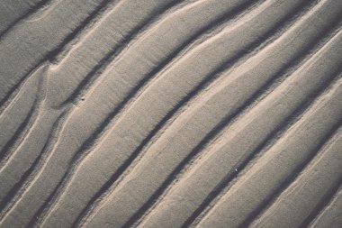 Rafine edilmemiş, nemli ve grenli doğal golde bir arka plan dokusu