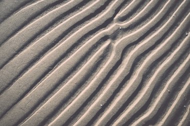 Rafine edilmemiş, nemli ve grenli doğal golde bir arka plan dokusu