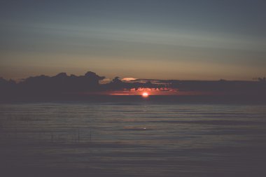 vahşi plajda - denizde güzel gündoğumu retro, vintage