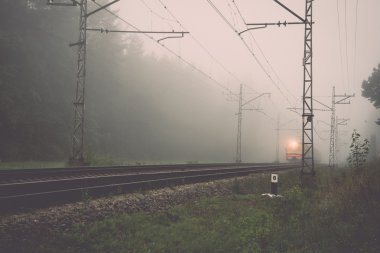 puslu ülke demiryolu tren gelen ile sabahın erken saatlerinde 