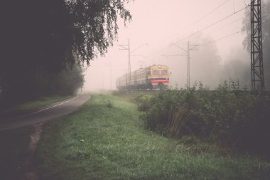 puslu ülke demiryolu tren gelen ile sabahın erken saatlerinde 