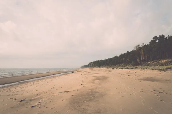 Partvonal Balti-tenger strand sziklák és homok dűnék - retro, — Stock Fotó