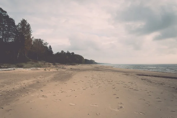 Orilla de la playa del mar Báltico con rocas y dunas de arena - retro , —  Fotos de Stock