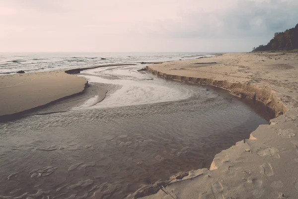 Rivage de la mer Baltique plage avec rochers et dunes de sable - rétro , — Photo