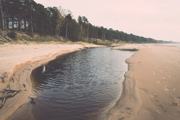 Linea costiera della spiaggia del Mar Baltico con rocce e dune di sabbia - retrò , — Foto Stock