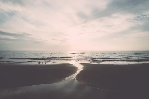 Orilla de la playa del mar Báltico con rocas y dunas de arena - retro , — Foto de Stock