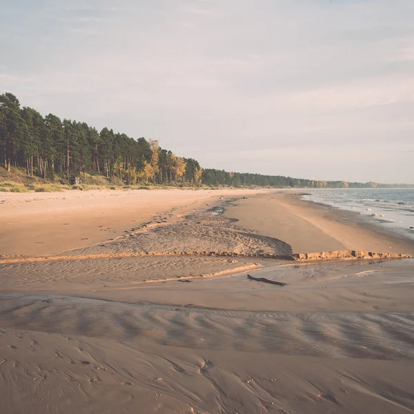 Rivage de la mer Baltique plage avec rochers et dunes de sable - rétro , — Photo