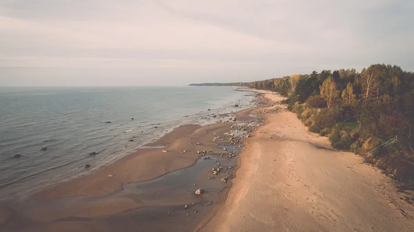 Vista aérea a la costa de la playa del mar Báltico con rocas y — Foto de Stock