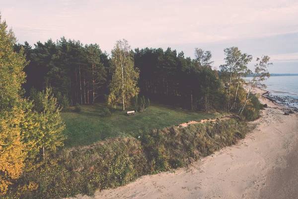 Denize Baltık kıyısındaki havadan görünümü plaj kayalar ile ve — Stok fotoğraf