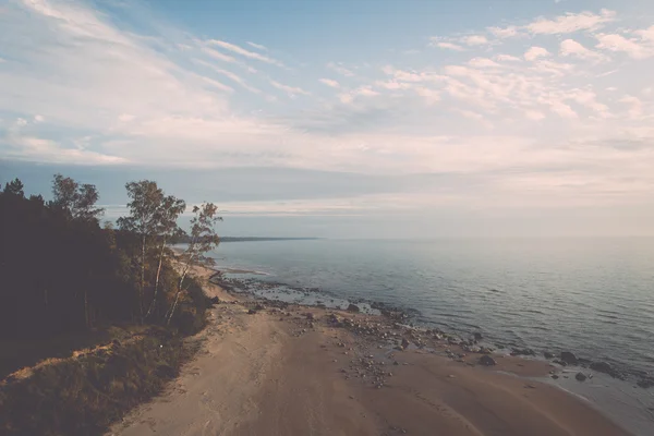 Aerial view to the Shoreline of Baltic sea beach with rocks and — Stock Photo, Image