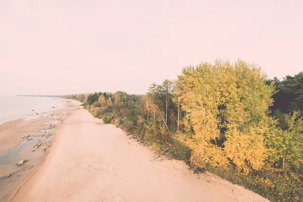 Luchtfoto uitzicht over de kustlijn van de Baltische Zee strand met rotsen en — Stockfoto