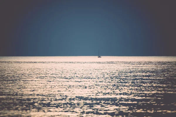 Kleine boot in de zee bij zonsopgang - retro, vintage — Stockfoto