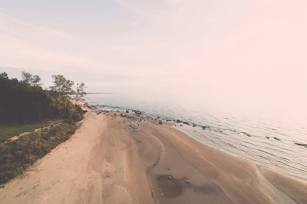 Luchtfoto uitzicht over de kustlijn van de Baltische Zee strand met rotsen en — Stockfoto
