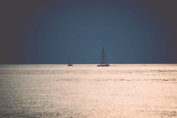 Pequeño barco en el mar al amanecer - retro, vintage — Foto de Stock