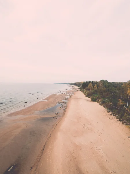 Vista aérea para a costa da praia do mar Báltico com rochas e — Fotografia de Stock