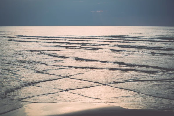 Zee met golven voor zonsondergang - retro, vintage — Stockfoto