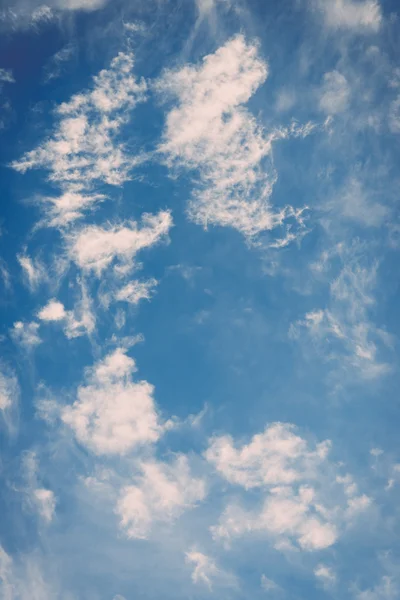 Ciel bleu woth nuages gros plan - rétro, vintage — Photo