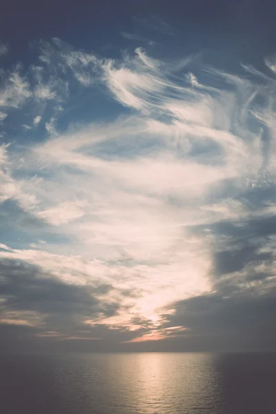 Cielo azul woth nubes primer plano retro, vendimia — Foto de Stock