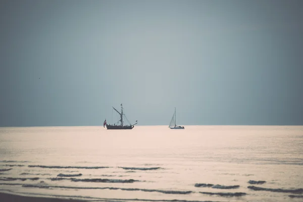 Mar con olas y barcos antes del atardecer - retro, vintage — Foto de Stock