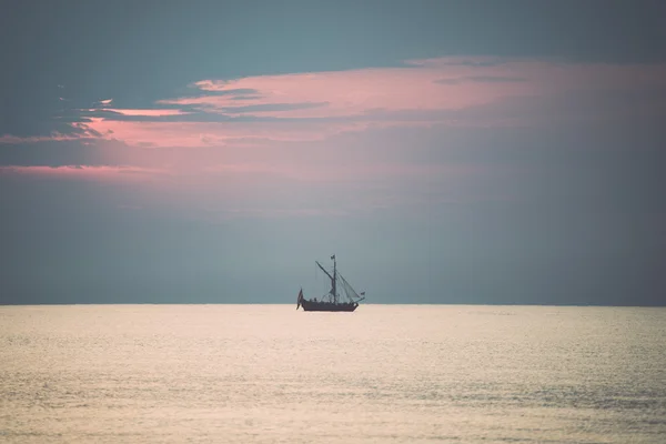 Sea with waves and boats before sunset - retro, vintage — Stock Photo, Image