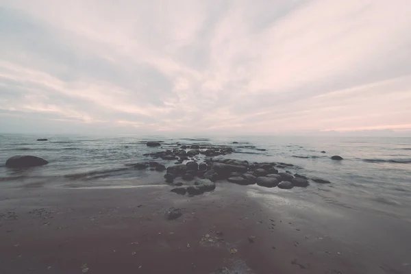 Praia de mar rochoso com perspectiva de grande ângulo - retro, vintage — Fotografia de Stock