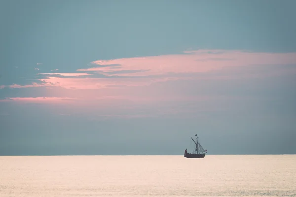 Zee met golven en boten voor zonsondergang - retro, vintage — Stockfoto