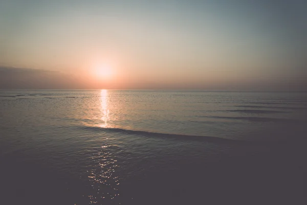 Pôr do sol colorido no mar com reflexos e nuvens - retro , — Fotografia de Stock