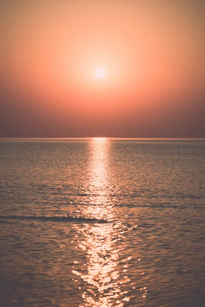 Coucher de soleil coloré dans la mer avec des reflets et des nuages - rétro , — Photo