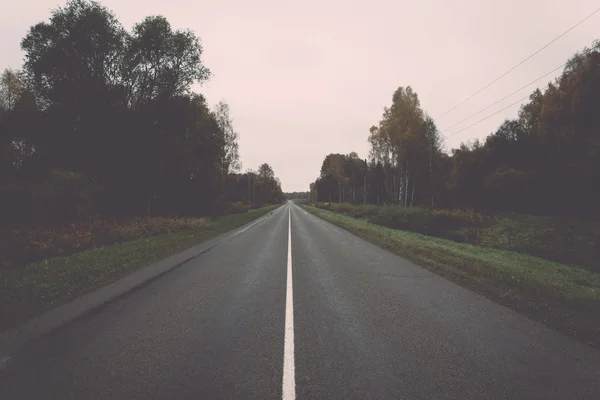 Wet asphalt road with sun reflections - retro, vintage — Stock Photo, Image