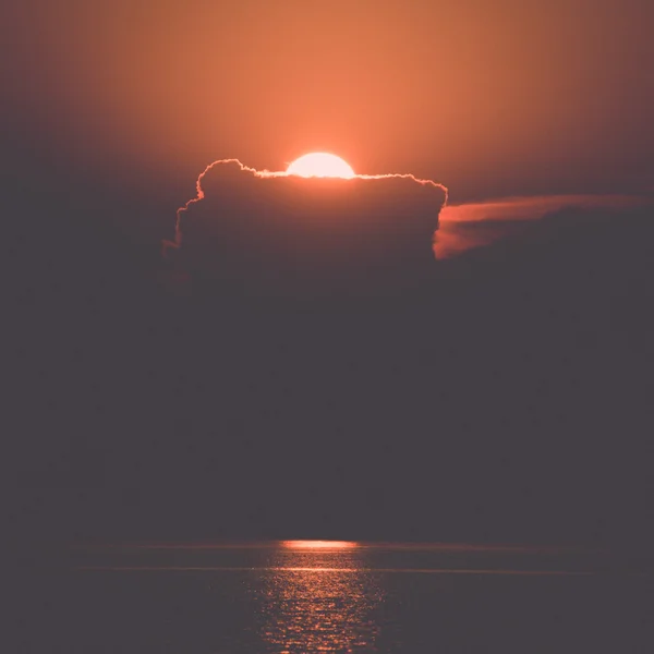 Pôr do sol colorido no mar com reflexos e nuvens - retro , — Fotografia de Stock