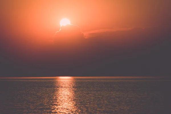 Pôr do sol colorido no mar com reflexos e nuvens - retro , — Fotografia de Stock